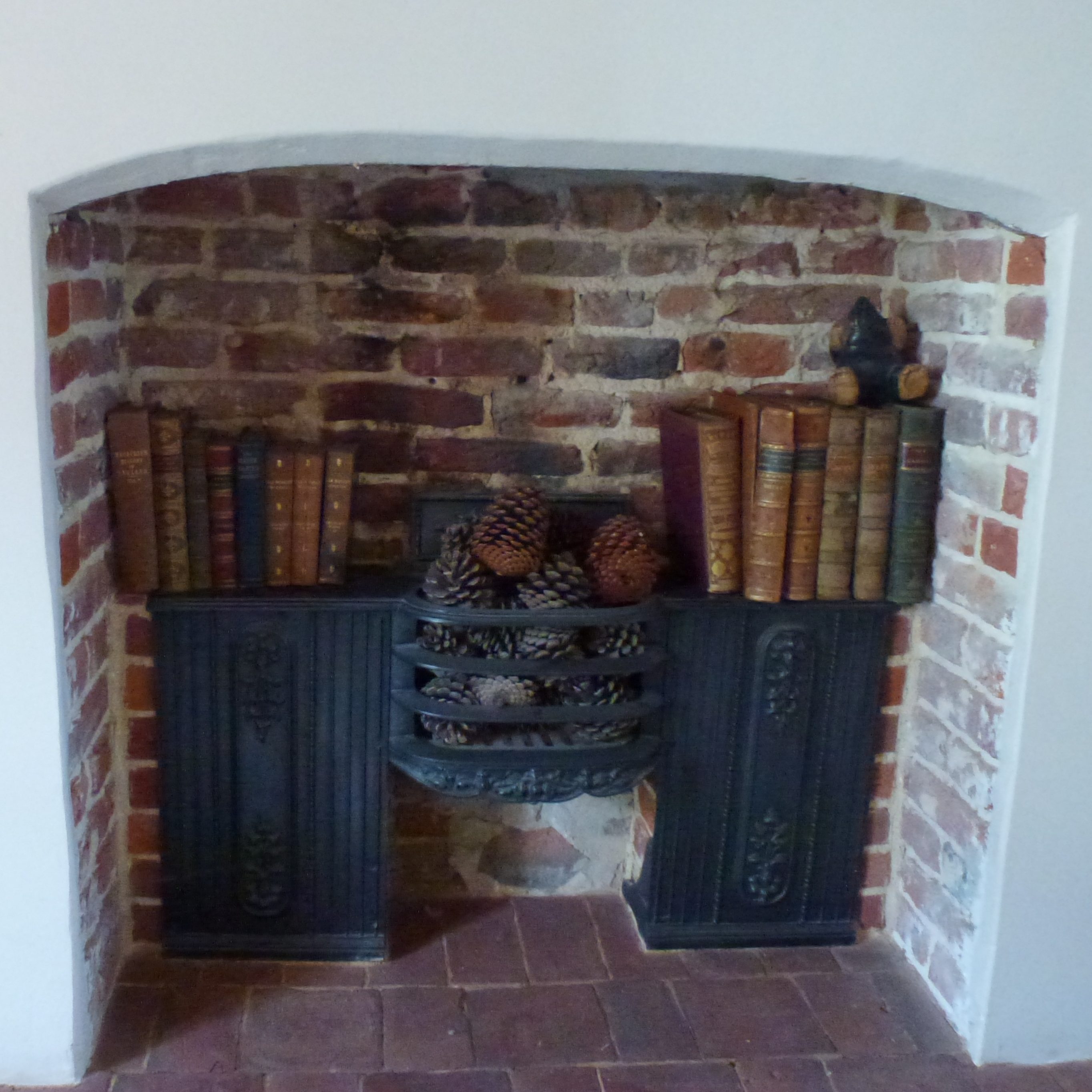 Double bedroom fireplace detail